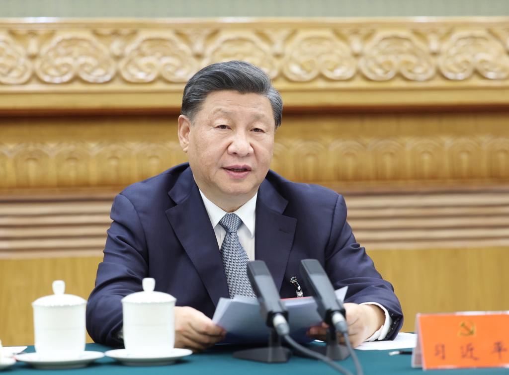 　　10月15日，中国共产党第二十次全国代表大会主席团在北京人民大会堂举行第一次会议。习近平同志出席会议并作重要讲话。
