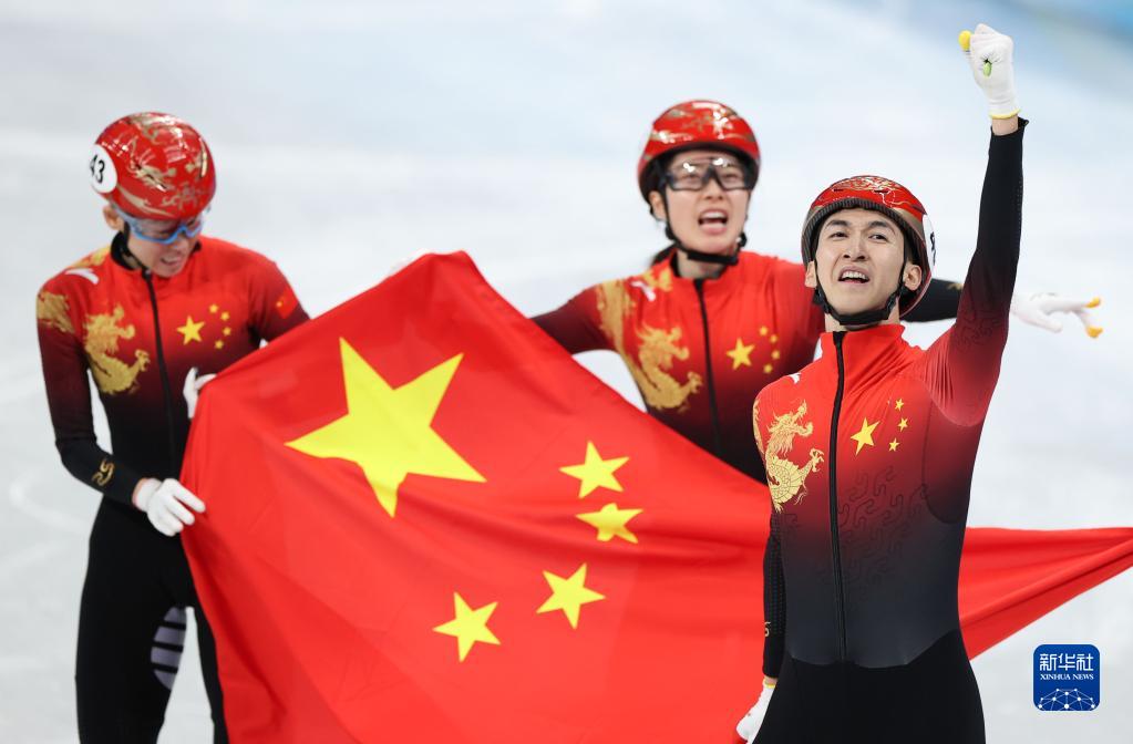 2月5日，中国队选手武大靖（右一）在比赛后庆祝。在首都体育馆举行的北京2022年冬奥会短道速滑项目混合团体接力决赛中，中国队夺得冠军。新华社记者 杨磊 摄